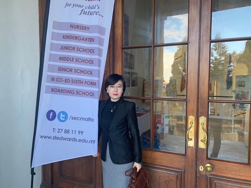 来马耳他圣爱德华国际学校上小学的孩子，可以体验到学校什么资源？

马耳他留学教育丁老师温馨回复：

1.圣爱德华学院的小学部是与主区相对独立的单元。拥有资源教教室、图书馆、艺术教室、音乐和戏剧教室、以及ICT实验室。小学部与学院其它部门拥有同样的优势，是学院的骄傲之一。
2.孩子上小学的同时开始参与一些社会实践活动。为了保证孩子们得到独立的充分的关注，学校会非常谨慎地选择教师资源。学校会与经常与父母一起互动，探讨孩子的个性化的学习成长需求。
3.圣爱德华是国际学校中拥有运动场地最大的学校。学校会把孩子逐渐被引入各种体育项目中，如网球与田径运动，从而保证孩子的身体与情智的同步成长，并成为一个非常具有幸福感的人。所有教练都经过专业认证，拥有丰富的经验。
4.孩子选择在圣爱德华学院上小学，保证孩子们在学习的过程中，充满愉乐、开心与归属感。