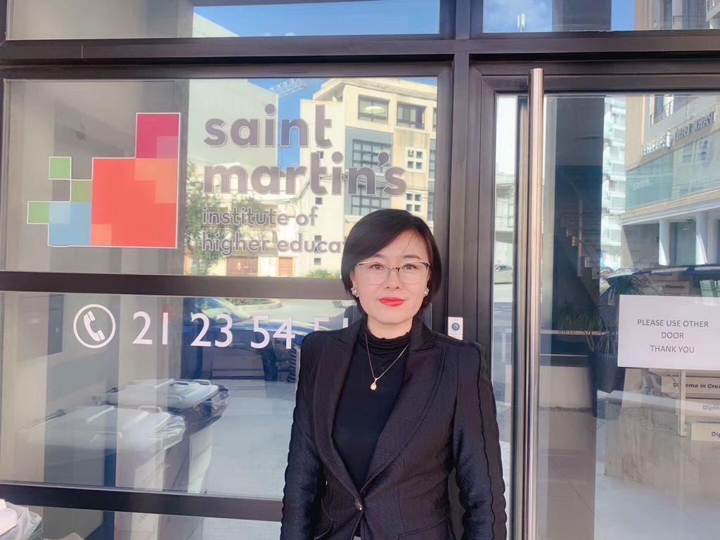 马耳他圣马丁高等教育学院的各个专业费用都是相同的吗?<br /><br />马耳他留学教育丁老师温馨回复：<br /><br />1.马耳他圣马丁高等教育学院提供商科类与计算机类的相关专业。毕业证书由伦敦大学本部颁发。<br />2.学院的商科专业Level 5的课程包括：管理与领导力（67.5学分）、财务学 (60 学分)、创业学（60学分）。Level6的课程包括：经济学与管理（180学分）、商务与行政（180学分）、商务与管理（180学分）、银行与金融（180学分）、会计与金融（180学分）。<br />3.学院的计算机专业Level 5的课程包括：计算机与财务学历课程（60学分）、计算机网页开发（60学分）、计算机使用者体验（60学分）、计算数字游戏与开发（60学分）、计算电子商务与数字化市场（60学分）、计算机与信息系统学历课程（60学分）、计算机学历课程 (60 学分)、计算机与信息系统学历课程（60学分）-圣马丁学院课程内容；创新计算机高级学历课程（60学分）、计算机与信息技术高级学历课程（60学分）-伦敦大学课程内容。Level 6的课程包括：计算机与财务学士学位（180学分）、计算机网页开发学士学位（180学分）、计算机与用户体验学士学位（180学分）、计算机游戏设计与开发（180学分）、计算机电子商务与数字市场学士学位（180学分）、计算信息系统学士学位（180学分）、计算机学士学位（180学分）-圣马丁学院课程内容；创新计算学士学位（180学分）、计算机与信息系统学士学位（180学分）-伦敦大学课程内容。<br />4.无论是学院的商科专业还是计算机专业，对于国内的学生每学年费用汇总都是6490€/学年，其中不包括注册费 125€+950€以及英文预备课程450€。