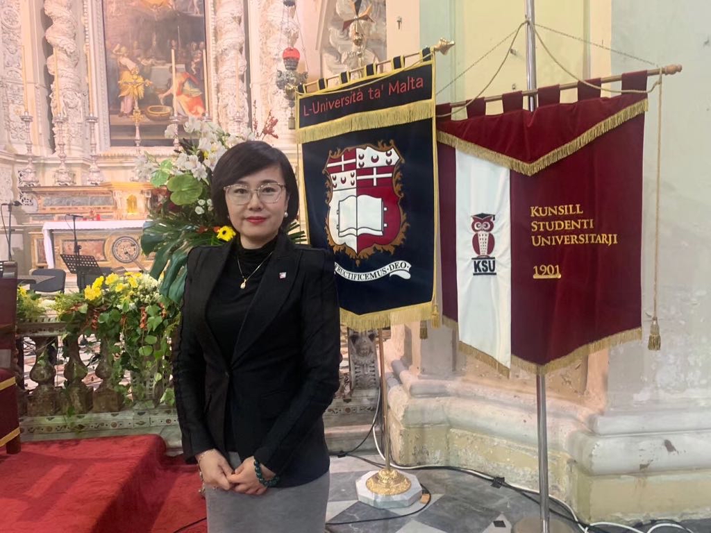 马耳他大学的主打专业有哪些呢？能否介绍一下
 
马耳他留学教育丁老师温馨回复：
 
1.马耳他大学是马耳他的一所综合性大学，大学所包含大11个体系，即建筑工程系,艺术系,牙科系,经济系,会计管理系、教育系,工程系,信息交流系、医药系,科学技术系、神学系等和众多专业。
2.马耳他大学的牙医专业是世界大学牙医专业中排名第一；或者想留在马耳他就业，可以选择马大的计算机专业与商科专业，这两个专业在马耳他的大学当中也是主流专业。
3.此外，马大还有很多领先教学项目。例如马耳他大学的创意学，是全球创意学的学术创始机构。这个学科是马大创立的。如最早推出区块链本科学士学位专业，也是早于很多西方国家大学。在新知识领域的开拓上，马大一直可圈可点。
4.想要了解马耳他大学更多的专业情况，也可以登录MALTAEDU上进行更全面的了解。