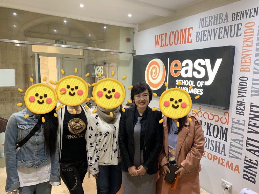 马耳他为例解析孩子在申根国留学，父母如何能办理3个月的签证?

马耳他留学丁老师温馨回复：

马耳他也属于申根国一员，所以丁老师就拿马耳他作为例子说一下。

1.首先要看孩子在马耳他读书属于短期游学或者语言学习还是在马耳他上学，在马耳他长住。
2.如果是短期游学或者语言学习，家长想陪同孩子，可以申请旅游签证，最长时间是不超过90天，不可以做续签。
3.如果是在马耳他长期陪孩子读书，建议家长申请语言学校的留学签证。留学签证最长时间为365天，家长不仅可以陪同孩子在国外，也可以利用空闲时间到语言学校学习语言，提高沟通能力，更加有利于国外出行与生活。
4.如果长期陪读，可以考虑申请大学学历，如果得到大学录取，还可以同时做兼职工作。