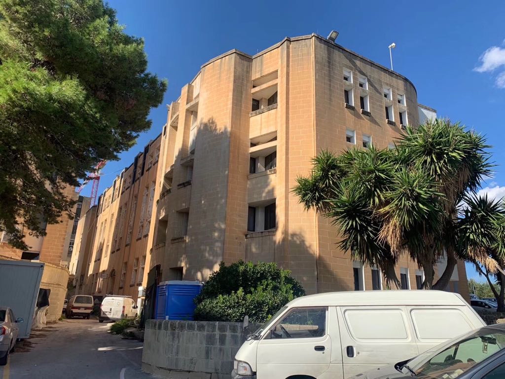 马耳他留学，学习雅思是不是越早越好？孩子目前初三，求解答

马耳他留学教育丁老师温馨回复：

1.学习语言是没有早晚的，既然已经选择要出国留学，早一点学习雅思是利大于弊的，但是在这里要注意，雅思成绩有效期是两年，要注意把考试的时间与申请学校的时间结合好，有的同学不清楚雅思存在有效期限的说法，认为越早考越好，结果等到用雅思的时候发现成绩已经过期了，还需要再考，这样反而更耽误了时间。所以，可以利用现在的时间学习，主要培养听力与读写的能力，对你以后去马耳他留学听课是有很大帮助的。

2.国内高中到马耳他大学是需要读一年预科然后再读大学的，马耳他大学的预科雅思要求至少5.5水平，马耳他的大学本科雅思要求至少在6.0水平，预科与本科中间只差一年。