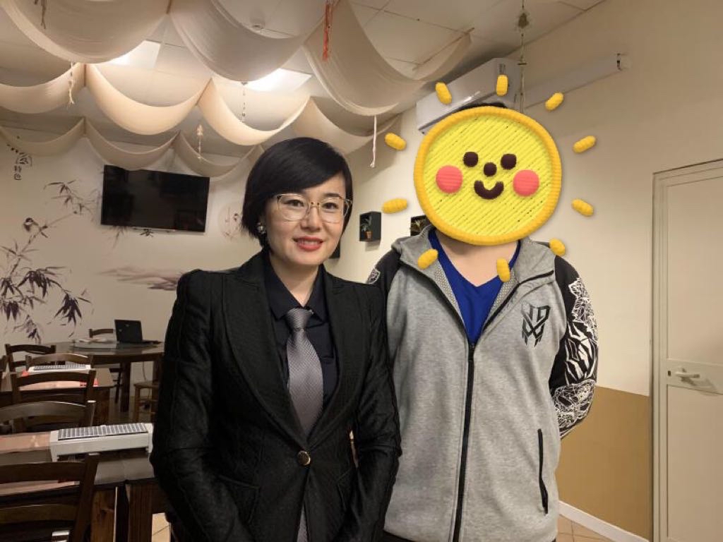 马耳他留学父母陪读租房，中介租房PK自己租房，你会怎么选？

马耳他留学丁老师温馨回复：

1.自己找房子还是委托给房屋中介?自己找的好处就是没有中介费用，但是比较费时费力，而且对于没有租房经验的，租房涉及到很多法律手续，特别是涉及到用这些手续去办理续签。所以不是所有房东都能出示这些手续的。房子租了，但是不能提供续签的合同，影响很大的。所以，还是找一个正规的中介比较靠谱。

2.中介会根据你学校的位置，预算以及你的要求来筛选房子供你选择，但是找中介租房一般都是在半年以上，所以如果居住时间不到半年，可以通过BOOKING或者AIR B&B短租。

3.还有一种办法就是租学校的公寓，大多是一个价格，包括所有费用在内，而且还包括保洁。比自己在外面租房的费用要低，总体来说性价比算比较高的。关键是比较省心，不用面对那么多的手续和复杂的与水，电，网等各个部门对接。