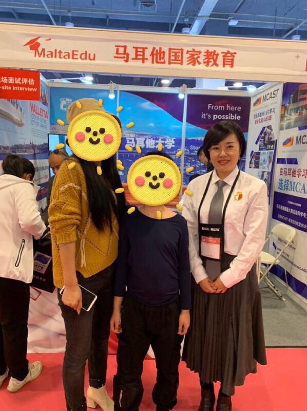 马耳他的交通状况和公交与轮渡系统怎么样？请介绍一下

马耳他留学教育丁老师温馨回复：

1.从机场出来，如果有很多行李的话，可以打出租车到市中心，提前跟司机讲好价格或者是打表计价，以免在下车时发生不必要的纠纷。
2.在马耳他没有地铁，但是公交系统非常的发达与完善。去哪里只需要用地图查找路线，再对应相应的公交。马耳他为不同目的人提供了了多样化的车票服务，无论你是旅行者、留学生、还是本地居民，这些车票均可在乘坐公交车的时候使用。有单程票和周票供选择。这里需注意，单日票可以和任何人合用，有效期为12小时，期间不限次数的乘坐任何公共交通工具。周票可以在一周内不限次的乘坐任何公共交通工具，而且马耳他岛和戈佐岛都可以使用，但是仅限个人使用，不能和朋友或者家人合用。
3.至于往来马耳他岛和GOZO岛，主要依靠轮渡解决出行问题。轮渡单程耗时20分钟，每45分钟一班，每天24小时运行。从主岛去GOZO岛时是不需要买票的，从GOZO岛回主岛时买票就可以了，票价为4.65€，如果需要携带车辆，则价格为15.7€。