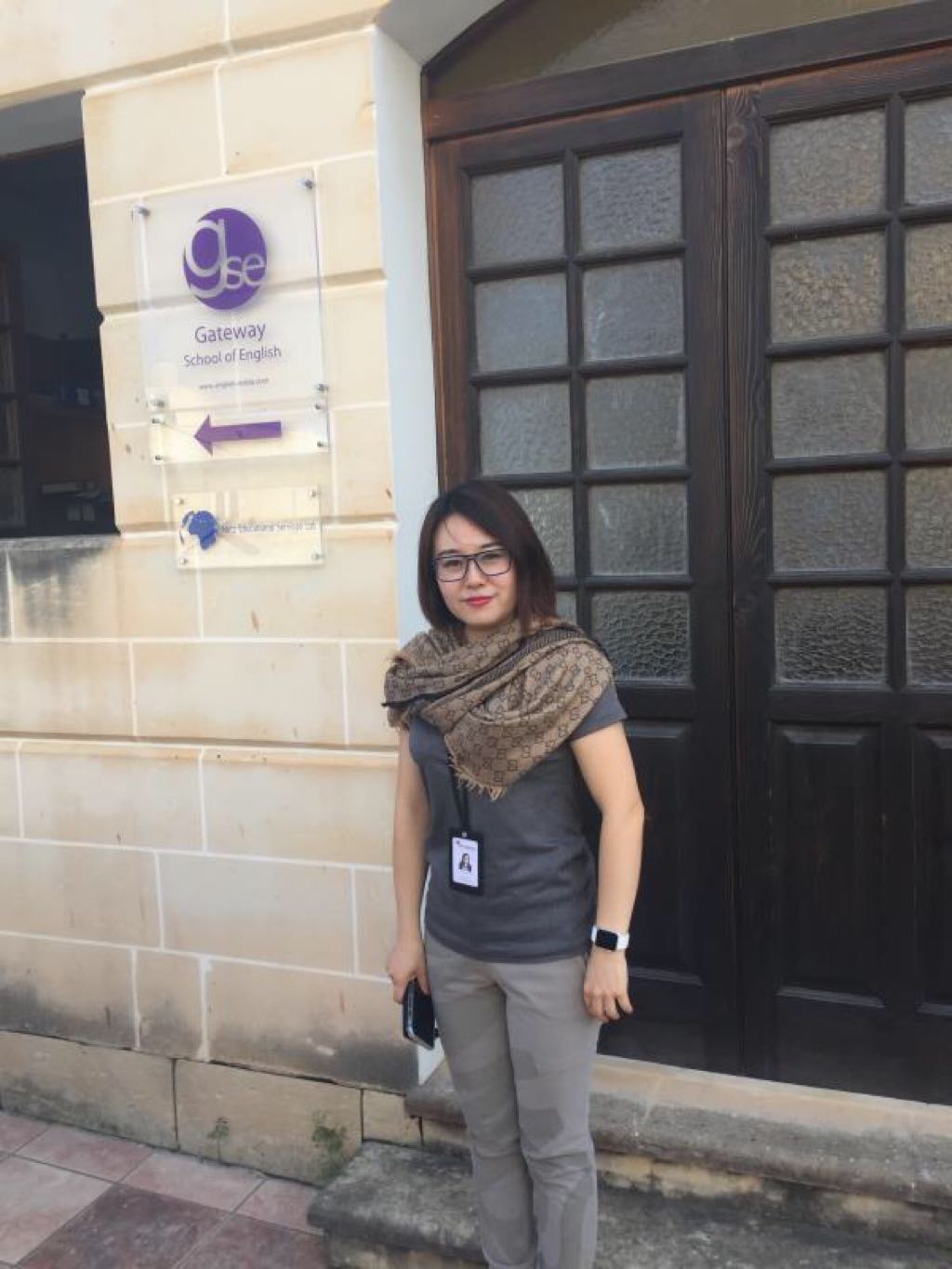 马耳他GSE语言学校课程费用的性价比怎么样？<br /><br />马耳他留学教育丁老师温馨回复：<br /><br />1.马耳他GSE语言学校采取的是小班型授课，为国内学生提供通用英语、强化英语、雅思英语等适合国内学生申请的课程。<br />2.以通用英语课程为例，介绍一下课程的基本情况：为期：1-52周；每星期的开班数：20；班级最多人数：12人；年龄区间在16及16周岁以上。<br />3.课程价格方面，根据学生申请周期和淡季旺季的不同，课程的费用也是不一样的，以通用英语课程每周20课时为例：1-7周上课周期，淡季155€/周，旺季205€/周；8-23周上课周期，淡季100€/周，旺季160€/周；24周以上上课周期淡季和旺季都在75€/周。所以说，课程申请周期越长，费用越低，性价比越高。<br />4.其他课程费用可以登陆MALTAEDU上查询。