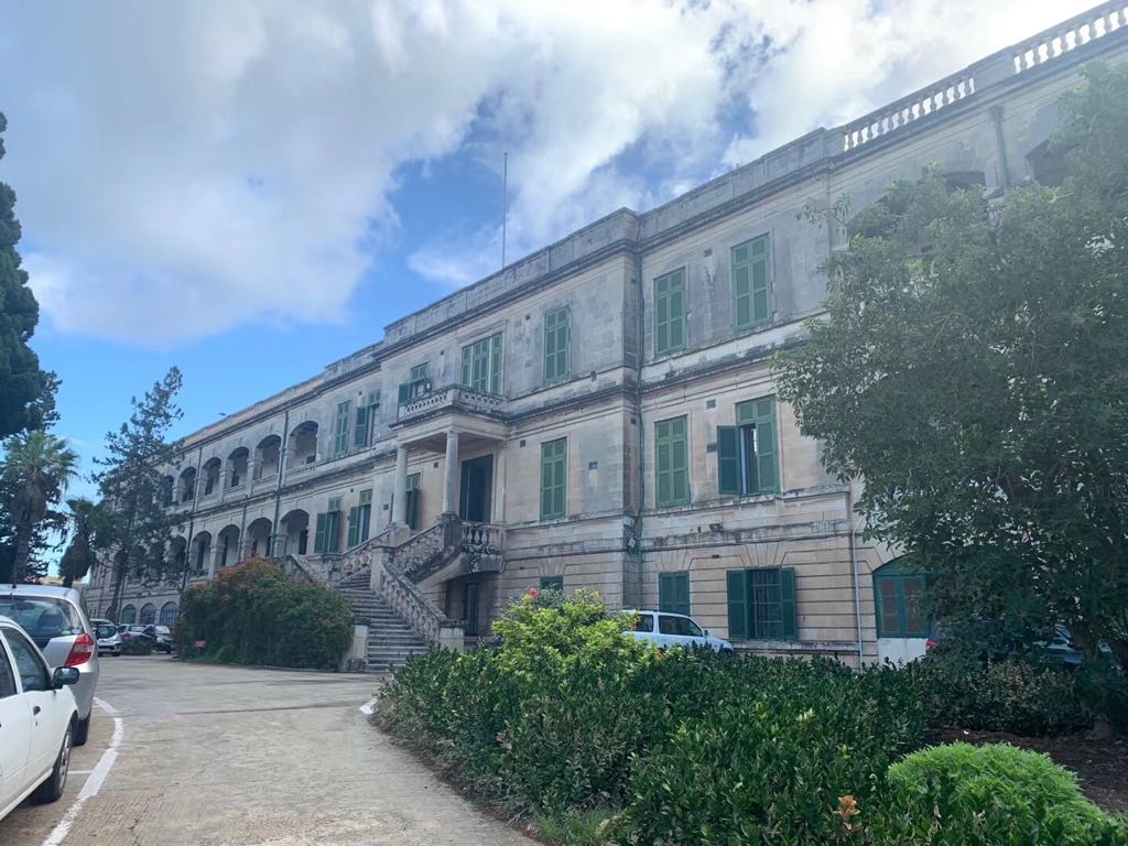 来马耳他圣爱德华国际学校上小学的孩子，可以体验到学校什么资源？

马耳他留学教育丁老师温馨回复：

1.圣爱德华学院的小学部是与主区相对独立的单元。拥有资源教教室、图书馆、艺术教室、音乐和戏剧教室、以及ICT实验室。小学部与学院其它部门拥有同样的优势，是学院的骄傲之一。
2.孩子上小学的同时开始参与一些社会实践活动。为了保证孩子们得到独立的充分的关注，学校会非常谨慎地选择教师资源。学校会与经常与父母一起互动，探讨孩子的个性化的学习成长需求。
3.圣爱德华是国际学校中拥有运动场地最大的学校。学校会把孩子逐渐被引入各种体育项目中，如网球与田径运动，从而保证孩子的身体与情智的同步成长，并成为一个非常具有幸福感的人。所有教练都经过专业认证，拥有丰富的经验。
4.孩子选择在圣爱德华学院上小学，保证孩子们在学习的过程中，充满愉乐、开心与归属感。